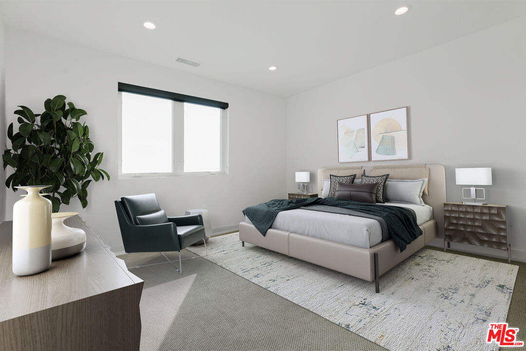 11811 N Greenwood Dr