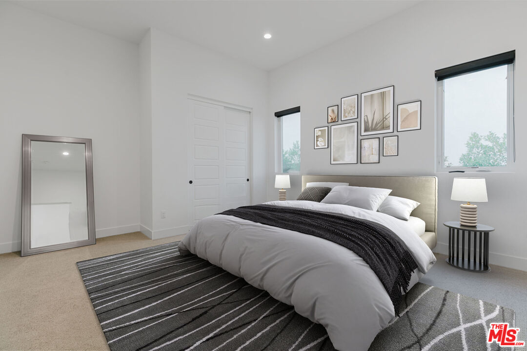 11811 N Greenwood Dr