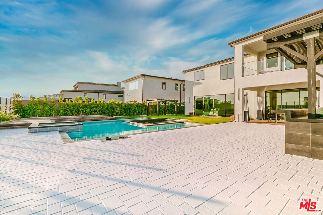 11811 N Greenwood Dr