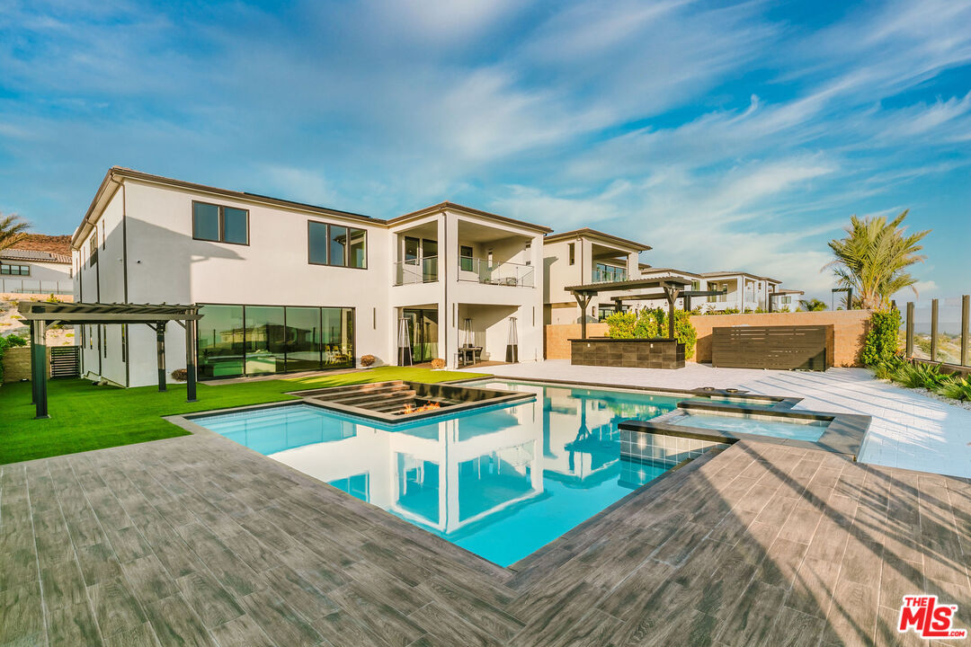 11811 N Greenwood Dr