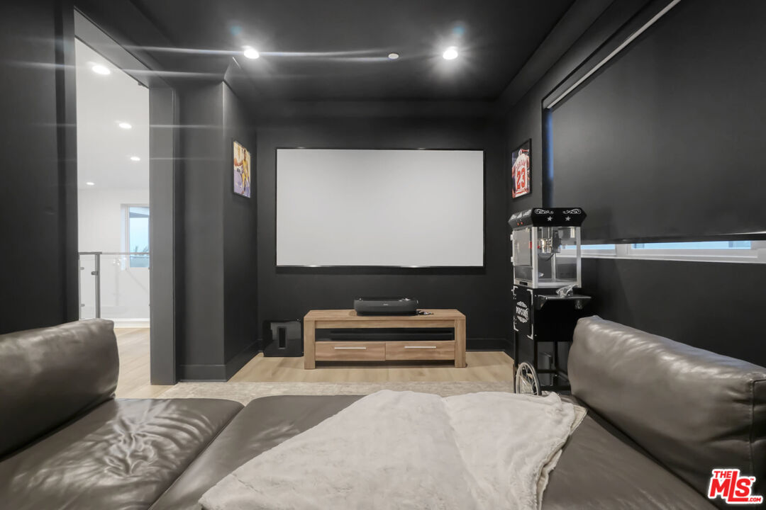 11811 N Greenwood Dr