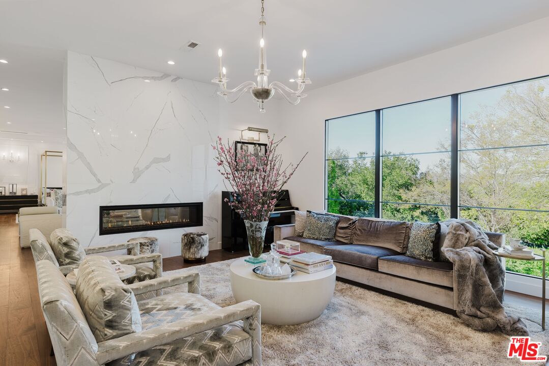 5192 Parkway Calabasas