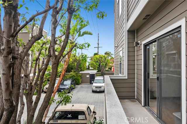 1952 S Barrington AVE