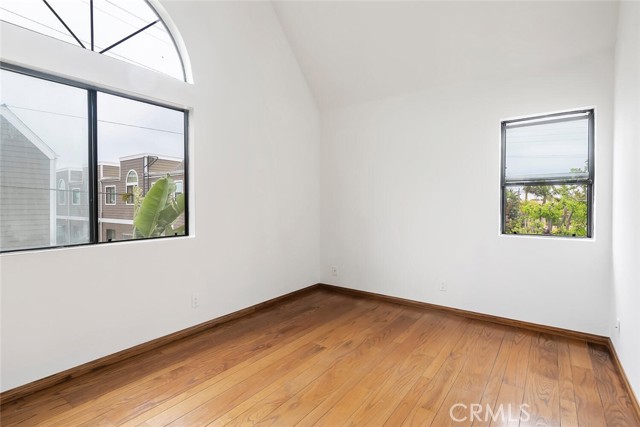 1952 S Barrington AVE