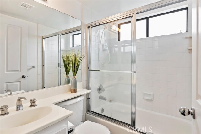 1952 S Barrington AVE