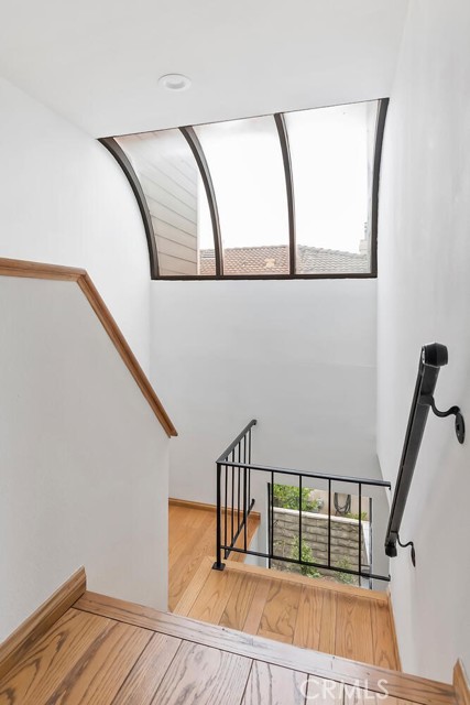 1952 S Barrington AVE