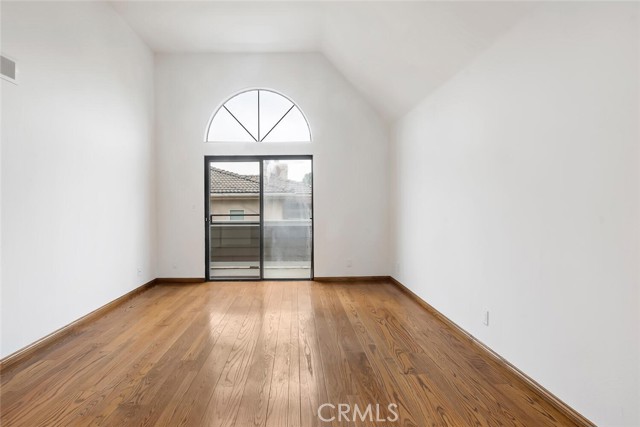 1952 S Barrington AVE