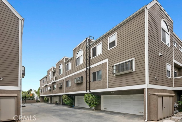 1952 S Barrington AVE