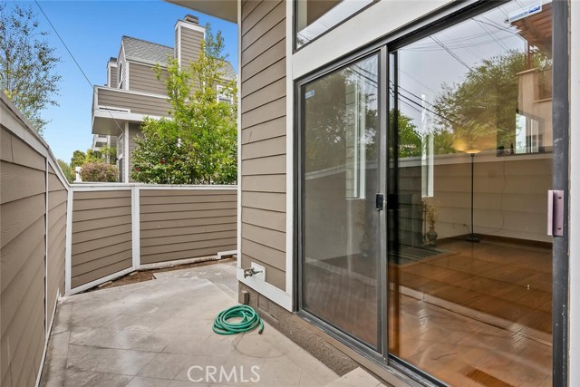 1952 S Barrington AVE