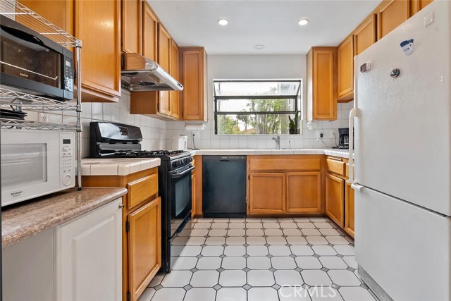 1952 S Barrington AVE