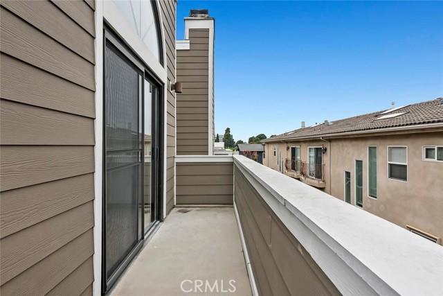 1952 S Barrington AVE