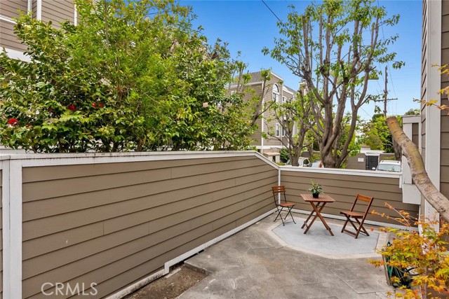 1952 S Barrington AVE