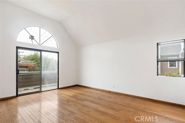 1952 S Barrington AVE