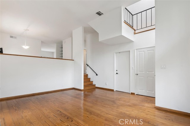 1952 S Barrington AVE