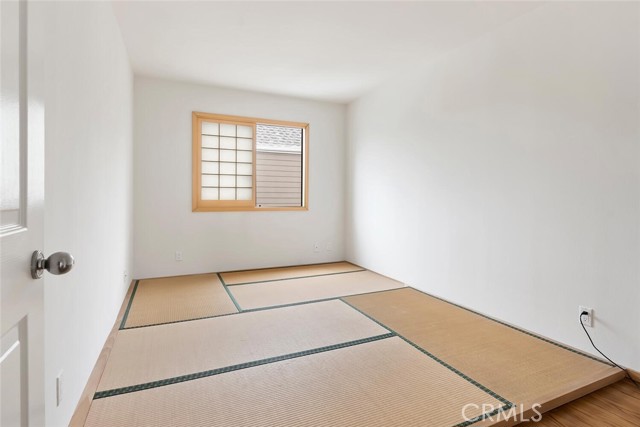 1952 S Barrington AVE