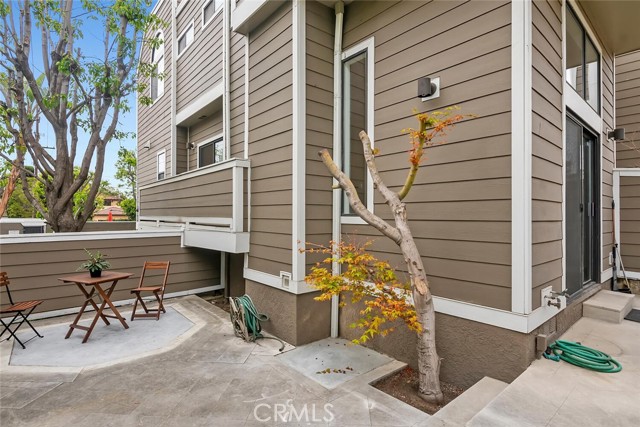 1952 S Barrington AVE