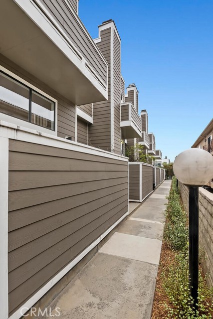 1952 S Barrington AVE