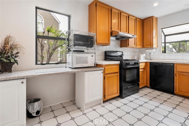 1952 S Barrington AVE