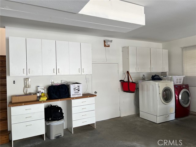 1952 S Barrington AVE