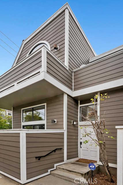 1952 S Barrington AVE