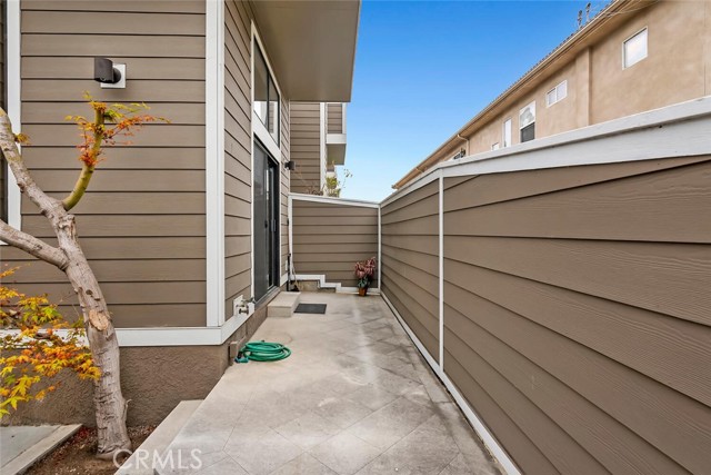 1952 S Barrington AVE