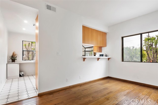 1952 S Barrington AVE