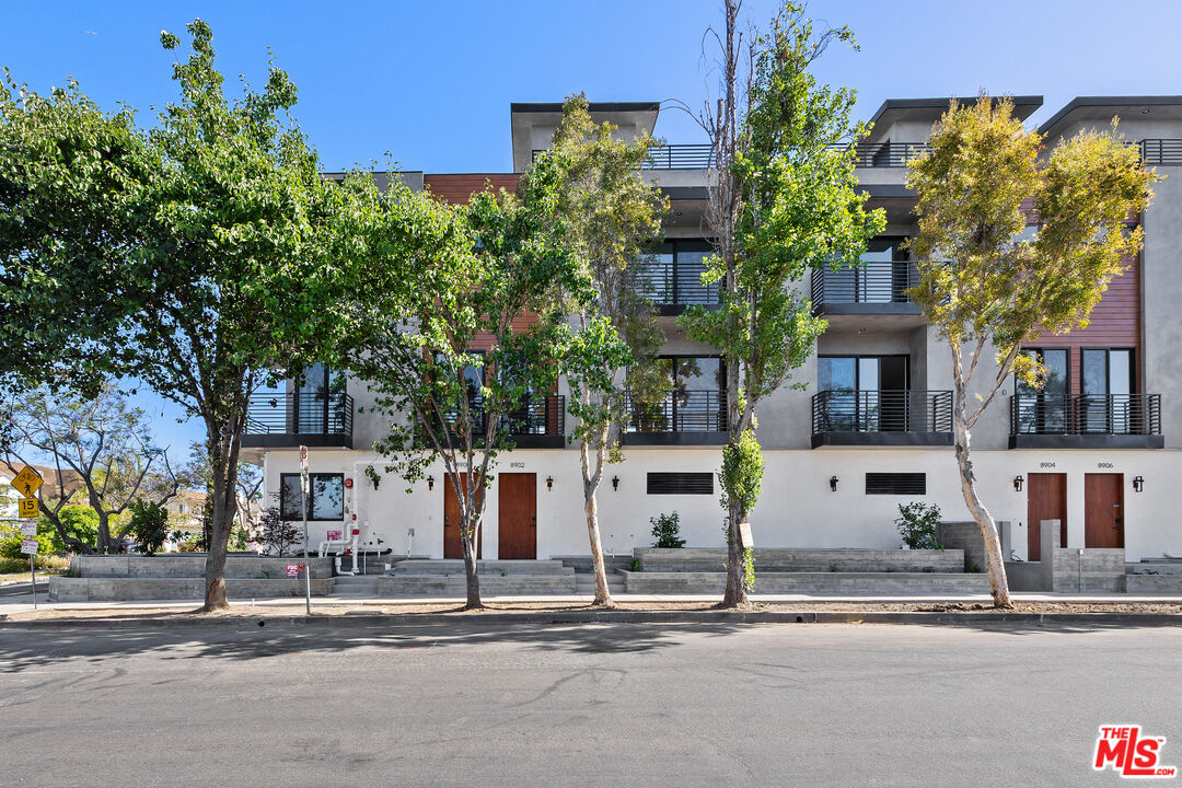 8902 Sawyer St