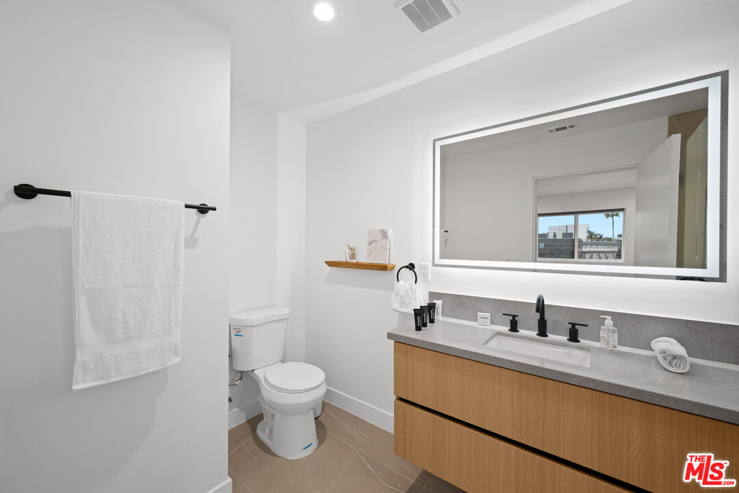 835 N Mccadden Pl Unit: 1