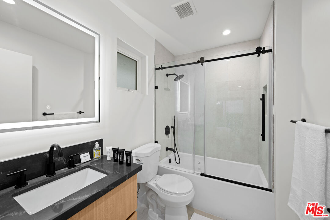 835 N Mccadden Pl Unit: 1
