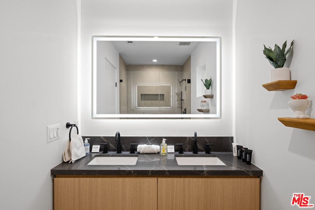 835 N Mccadden Pl Unit: 1