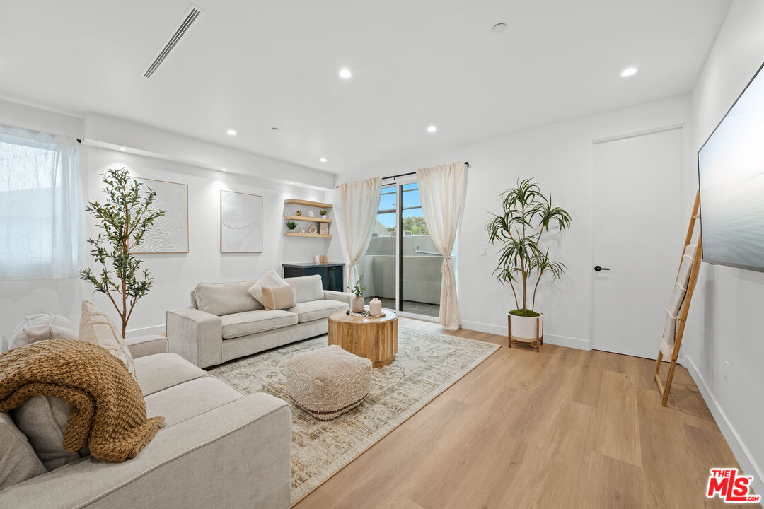 835 N Mccadden Pl Unit: 1