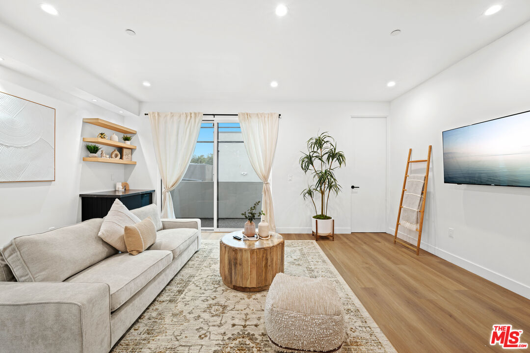 835 N Mccadden Pl Unit: 1