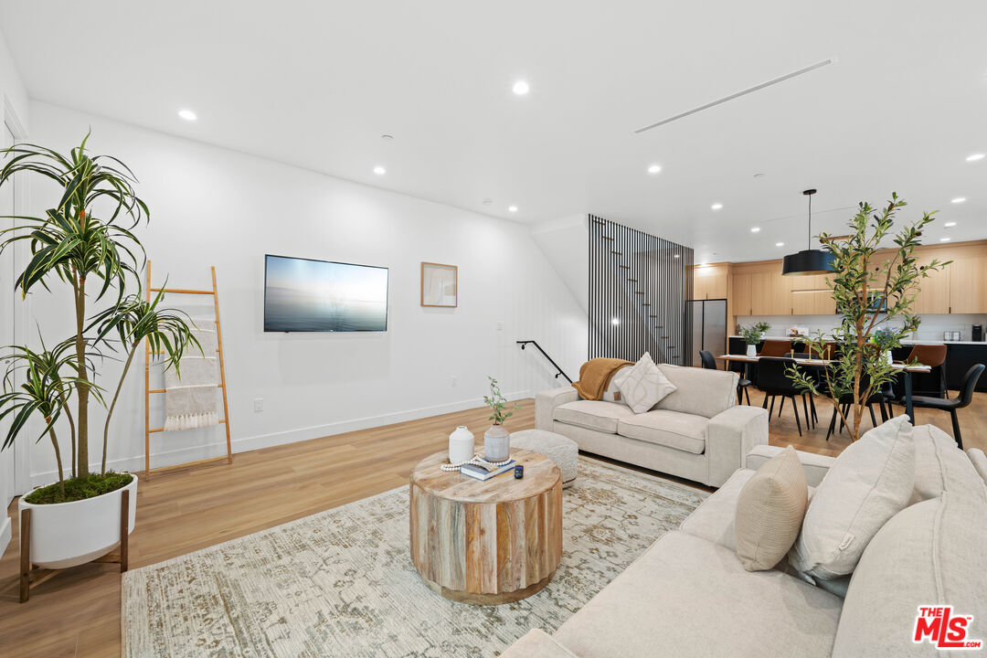 835 N Mccadden Pl Unit: 1