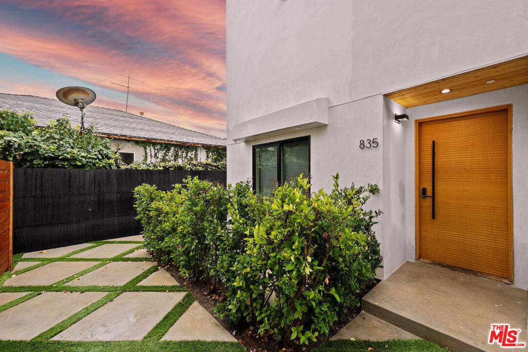 835 N Mccadden Pl Unit: 1