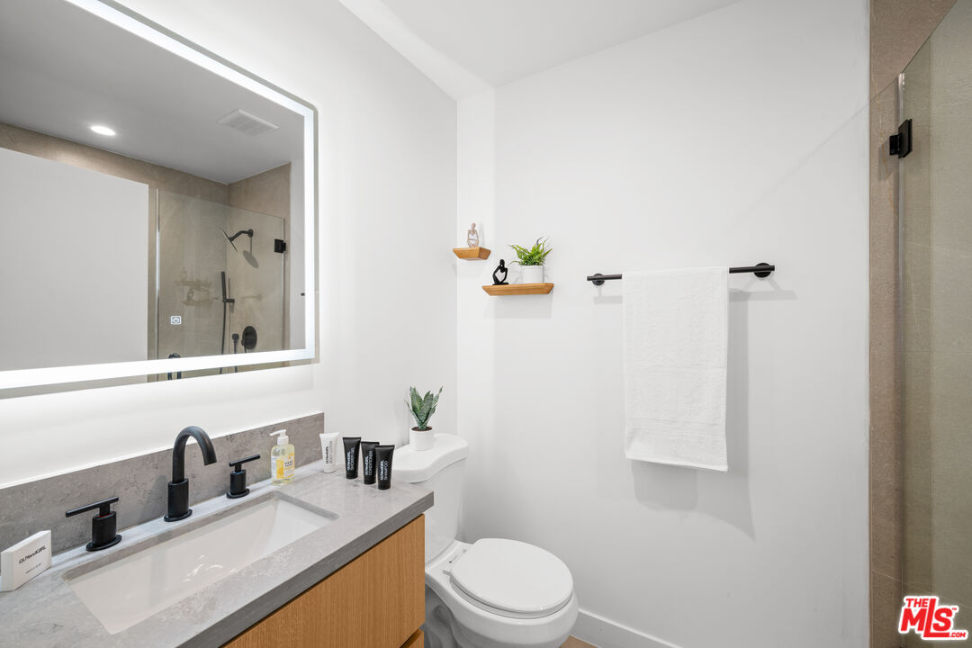 835 N Mccadden Pl Unit: 1