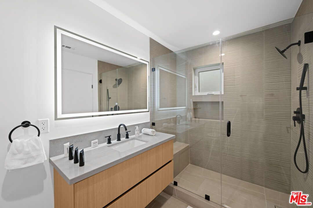835 N Mccadden Pl Unit: 1