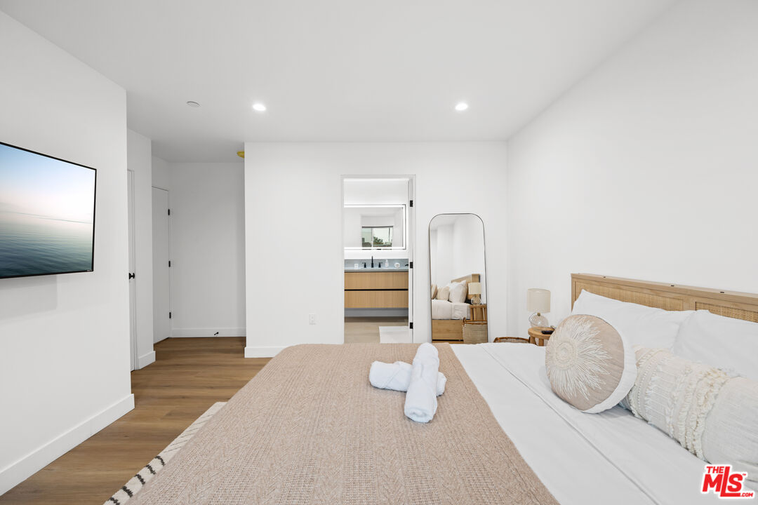 835 N Mccadden Pl Unit: 1