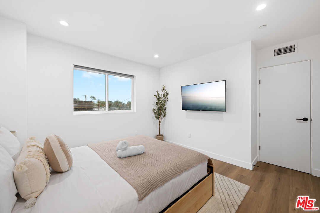 835 N Mccadden Pl Unit: 1