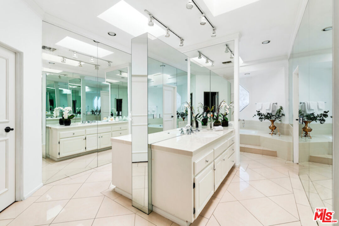 716 N Beverly Dr
