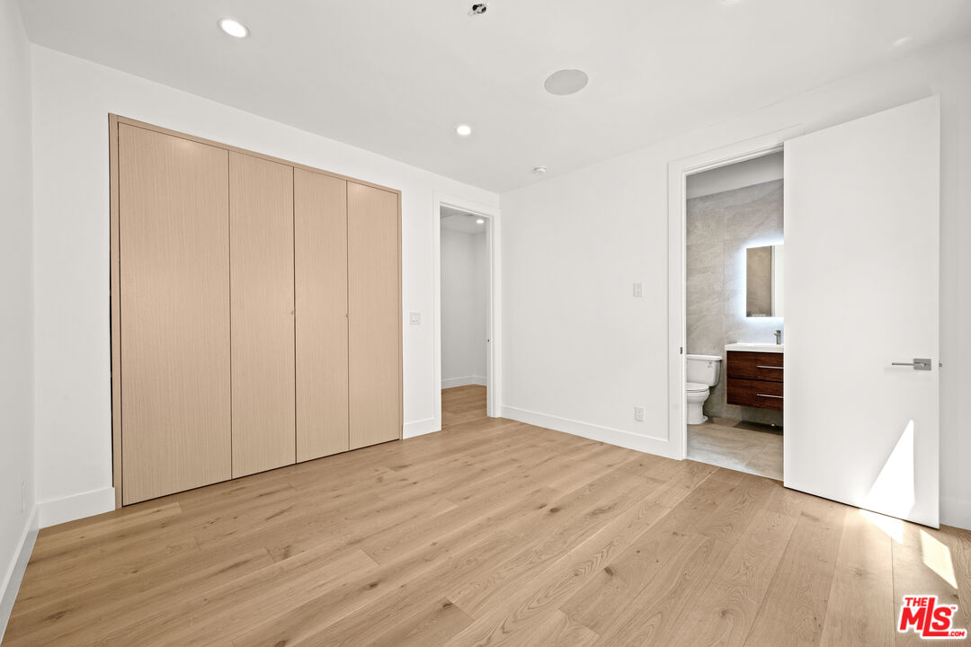 424 N Gardner St Unit: 1/2