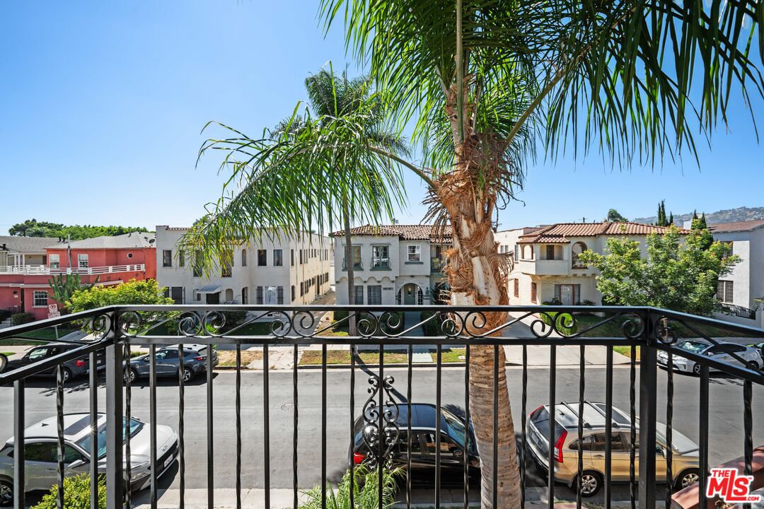 424 N Gardner St Unit: 1/2