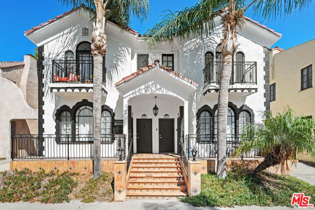 424 N Gardner St Unit: 1/2