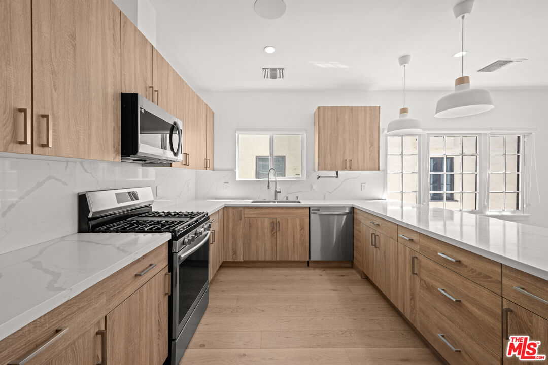 424 N Gardner St Unit: 1/2