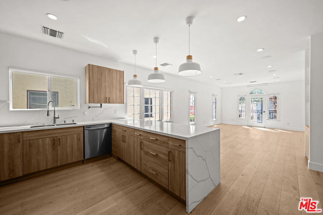 424 N Gardner St Unit: 1/2