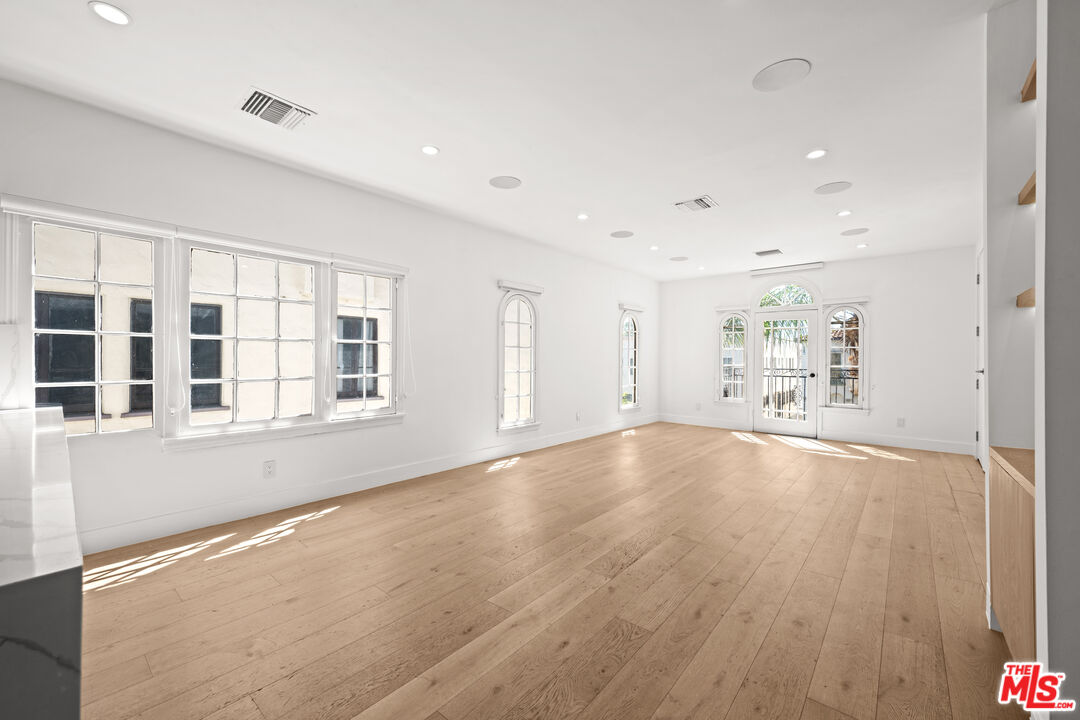 424 N Gardner St Unit: 1/2