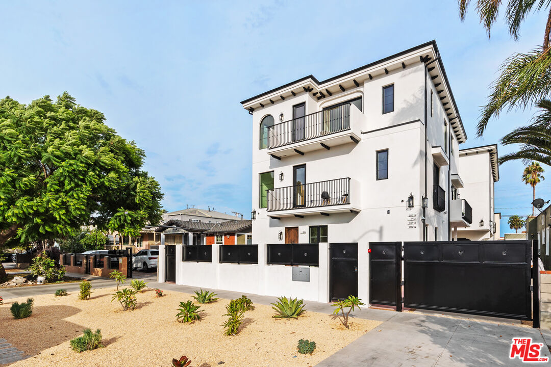 2326 S Dunsmuir Ave Unit: 1/2
