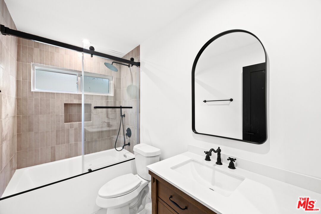2326 S Dunsmuir Ave Unit: 1/2