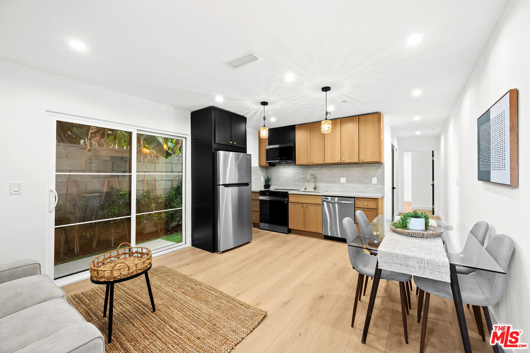 2326 S Dunsmuir Ave Unit: 1/2
