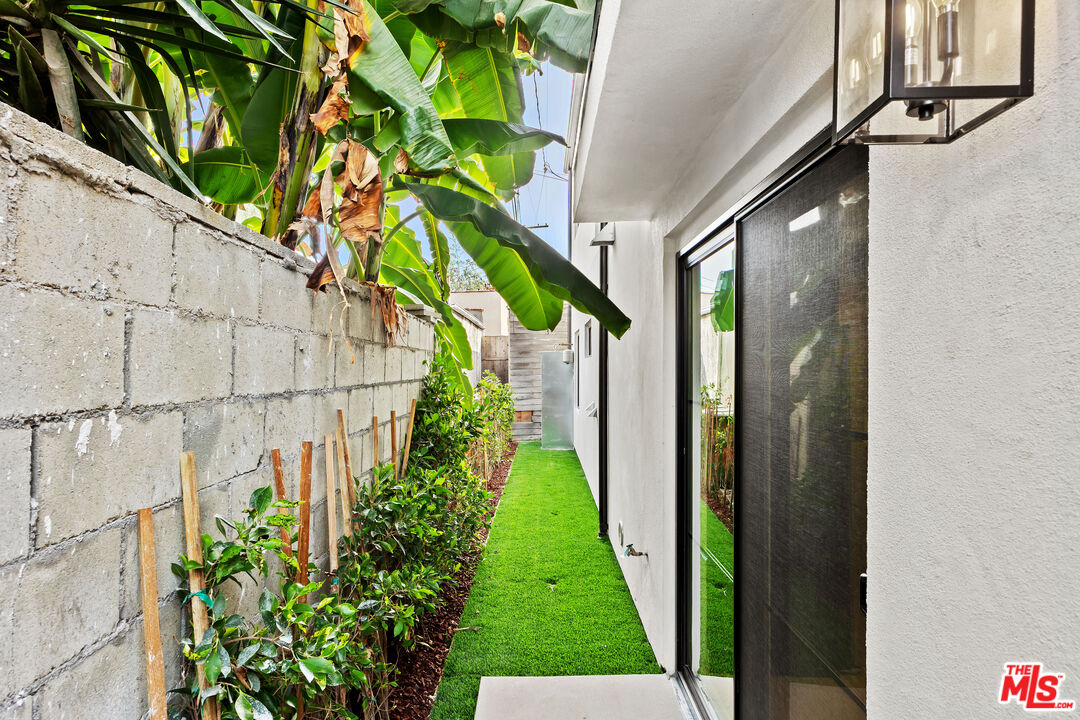 2326 S Dunsmuir Ave Unit: 1/2