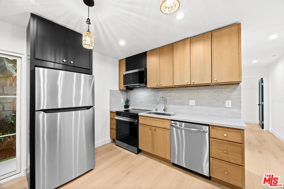 2326 S Dunsmuir Ave Unit: 1/2